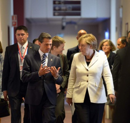 MEX12. BRUSELAS (BÉLGICA), 10/06/2015.- Fotografía cedida por la Presidencia de México hoy, miércoles 10 de junio de 2015, del mandatario mexicano, Enrique Peña Nieto (i), hablando con la canciller alemana, Angela Merkel (d), durante un encuentro en Bruselas (Bélgica) en el marco de la II Cumbre de Jefes de Estado y de Gobierno UE-CELAC. EFE/Daniel Aguilar/PRESIDENCIA DE MÉXICO/SOLO USO EDITORIAL