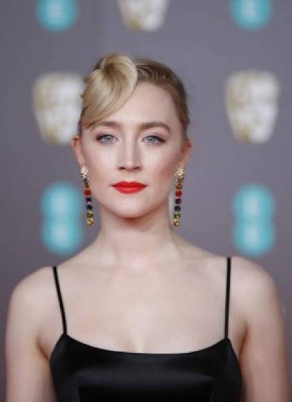 La actriz irlandesa Saoirse Ronan llegó a la alfombra con un vestido negro. La película 'Mujercitas' le ha valido varias nominaciones a Ronan.