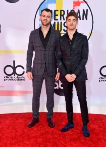 The Chainsmokers, el dúo de disc jockeys y productores originarios de Nueva York, Estados Unidos, integrado por Andrew Taggart y Alex Pall, también hizo su paso por la alfombra esta noche.
