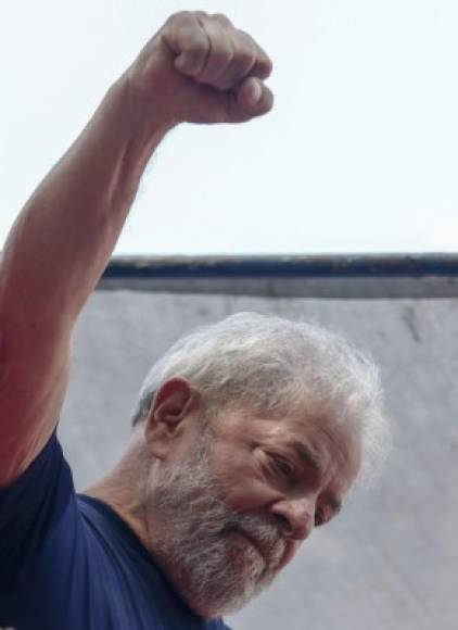 Lula se somete a la Justicia insistiendo en su inocencia. <br/>Para sus partidarios, la condena de prisión no es más que una jugada política para apartarlo del proceso electoral de octubre próximo para el cual era uno de los candidatos más fuertes, según sondeos.