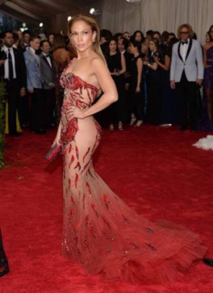 2015- Donatella Versace.<br/><br/>Para la MET Gala Jennifer López apareció con un vestido transparente, adornado con un dragón rojo que recorría sus curvas. <br/>