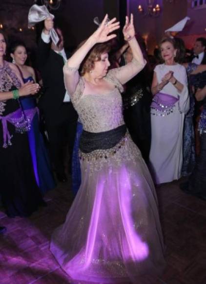 La abuela del novio Ana Hawit fue de las más bellas y bailó como nunca la danza de las caderas.