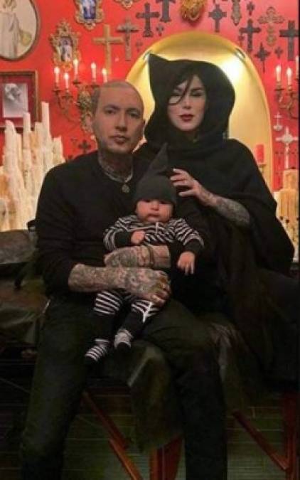 Kat Von D<br/><br/>La artista del tatuaje y magnate del maquillaje se convirtió en madre a fines de 2018. 'Conozca a nuestro hermoso bebé, Leafar Von D Reyes, su primer hijo junto a Rafael Reyes.<br/><br/><br/>