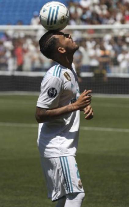 Dani Ceballos: El mediocampusta español ha sido presentado como nuevo jugador del Real Madrid, llega como reemplazo de James al cuadro merengue. Rechazó al Barcelona para unirse al club blanco.