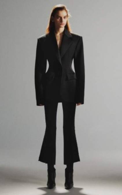 Para acompañar sus sandalias personalizadas, Miley lució este traje negro de chaqueta y pantalón, firmado por Mugler. <br/>