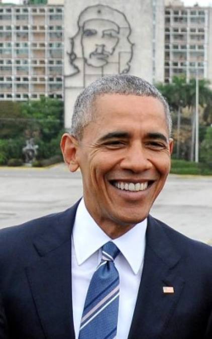 Una foto hístorica de Barack Obama en la Plaza de la Revolución, al fondo una figura del rostro del Ché Guevara.