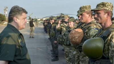El presidente ucraniano Petro Poroshenko se reunió con miembros de su ejército a quienes ordenó el cese al fuego ante los rebeldes prorrusos.