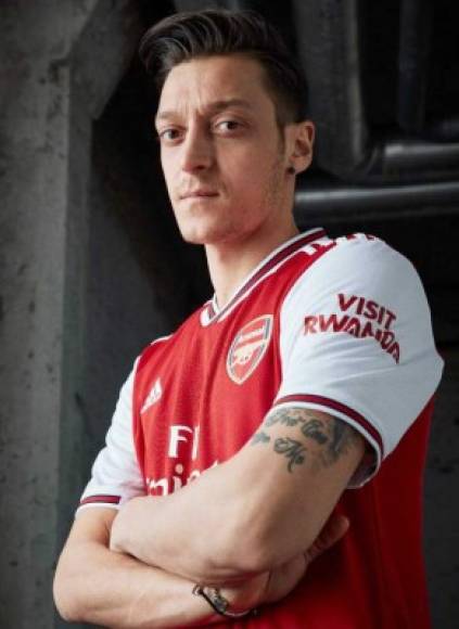 Mesut Özil: El mediocampista alemán no saldrá al Fenerbahce de Turquía por lo que se ha desmentido este rumor. El volante seguirá en el Arsenal de la Premier League de Inglaterra.