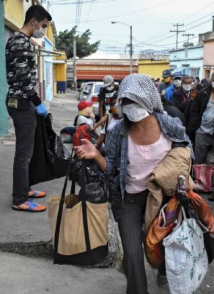 En el Barrio Moderno de la capital guatemalteca, contiguo al centro histórico, unas 200 mujeres se acercaron a recibir los productos este jueves.