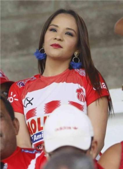 Esta bonita aficionada del Vida animó al equipo en el estadio Excélsior.