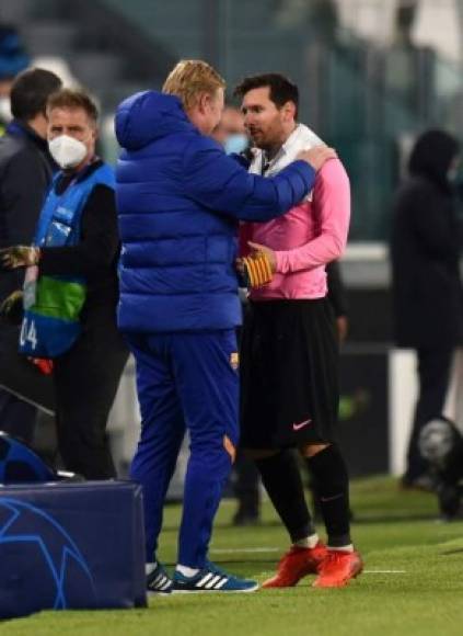 El gesto de Ronald Koeman con Messi al final del partido. El entrenador holandés se mostró feliz con el argentino y le mostró su cariño.