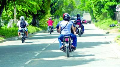 <b>Son miles de motos las que ingresan a diario de otros municipios a San Pedro Sula. Foto: José Cantarero.</b>