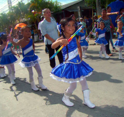 Los niños de Honduras lucen sus mejores galas en los desfiles patrios