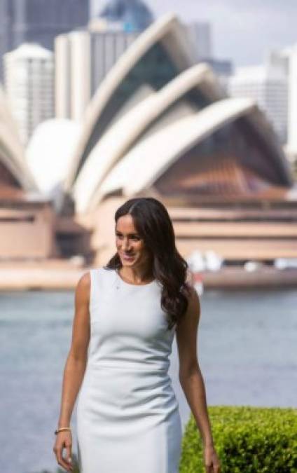 La exestrella de serie estadounidense 'Suits' lució un vestido blanco ceñido de la diseñadora australiana Karen Gee.