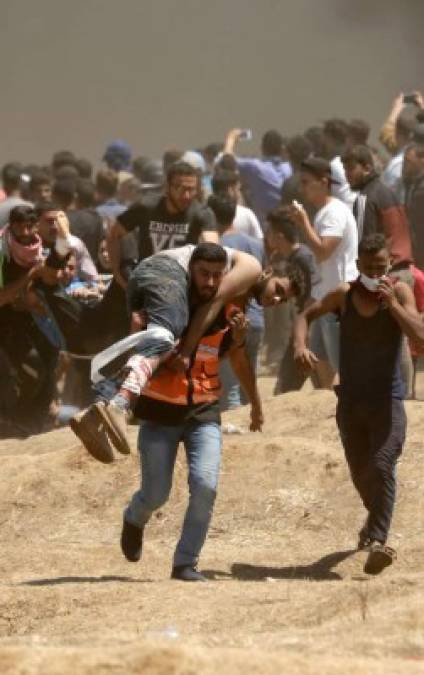 Pese al baño de sangre del lunes, Jalil al Hayya, uno de los responsables de Hamas, el movimiento islamista que dirige la Franja de Gaza, aseguró que el movimiento continuará con las violentas manifestaciones.