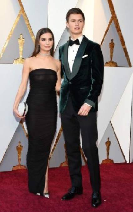 La estrella de 'Baby Driver' Ansel Elgort (d) y su novia Violetta Komyshan.