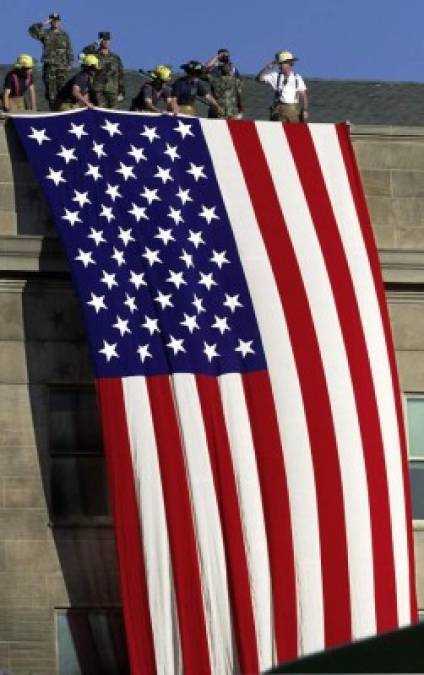 Las banderas estadounidenses ondean a media asta para honrar a las víctimas del ataque terrorista.