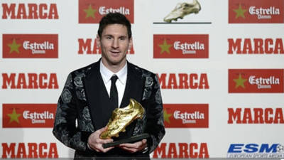 El jugador de Rosario, Lionel Messi se ha convertido en el primero en lograr tres Botas de Oro.