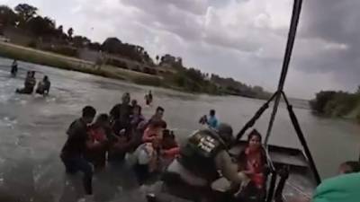 Foto de archivo de agentes de la Patrulla Fronteriza rescatando a un grupo de migrantes.