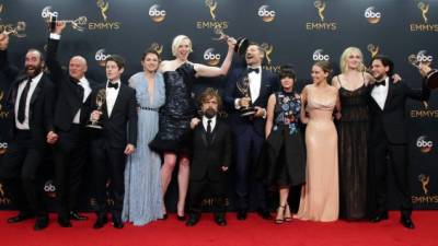 ALX01. Los Angeles (United States), 19/09/2016.- The cast and crew of 'Game of Thrones', winner of the Outstanding Drama Series Award, pose in the press room during the 68th annual Primetime Emmy Awards ceremony held at the Microsoft Theater in Los Angeles, California, USA, 18 September 2016. The Primetime Emmy Awards celebrate excellence in national primetime television programming. (Estados Unidos) EFE/EPA/MIKE NELSON