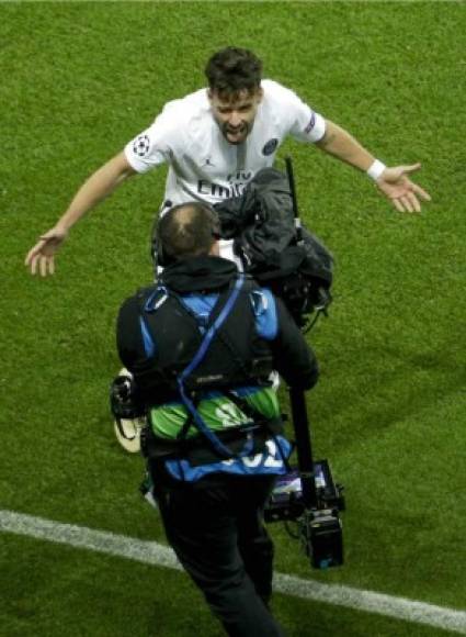 El festejo de Juan Bernat ante un camarógrafo, tras su gol contra el Liverpool.