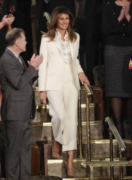 La primera dama, que llegó sola al evento tras destaparse el escándalo de la supuesta infidelidad de Trump con una actriz de cine para adultos, optó por el 'pantsuit' blanco. <br/><br/>Según expertos en moda, Melania lanzó así un guiño a Hillary Clinton que vistió un traje muy parecido cuando aceptó la nominación demócrata en julio de 2016 para competir contra Trump.