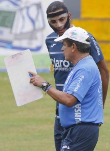 Jorge Luis Pinto conversó durante un par de minutos con Eddie en la grama del estadio Morazán.