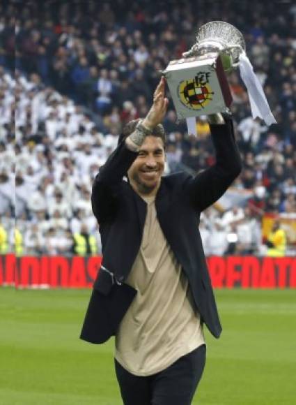 Sergio Ramos no pudo estar en el partido por lesión, pero llegó para ofrecerle la Supercopa de España a la afición del Real Madrid.