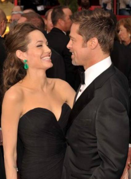 No tienen ojos para nadie más. Brad y Angelina se profesan su amor en público y privado. La chispa del amor está encendida desde el primer día que compartieron grabaciones en la película 'Sr. y Sra. Smith'.