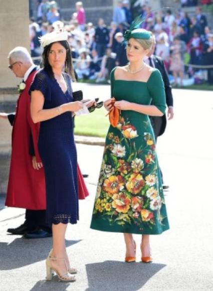 La reconocida modelo eligió un diseño verde floral de Dolce & Gabbana para la boda de su primo, que complementó con un bolso naranja y tacones del mismo color.