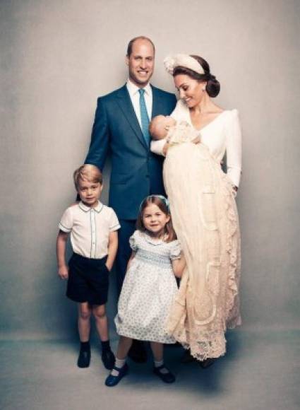 Se trata de la primera vez que el príncipe William y Kate posan con sus tres hijos, el príncipe George, que el próximo 22 de julio cumple 5 años, la princesa Charlotte, de 3, y el príncipe Louis, que nació el pasado 23 de abril.