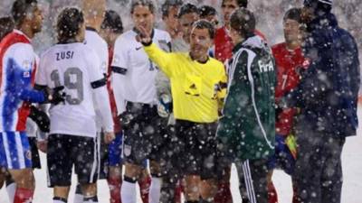 Chicas fue el encargado de pitarle a los ticos bajo la nieve.