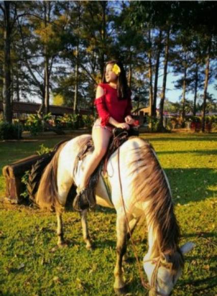 Es una amante a los animales y como buen copaneca sabe montar caballos.