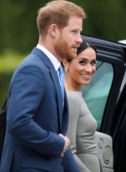 Según Elle, como miembro de la familia real Meghan recibe una pensión que el príncipe Carlos le da a William, Kate Middleton y Harry de sus ingresos de $ 28 millones en el Ducado de Cornualles. <br/>