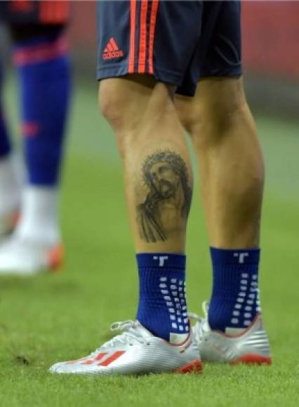 James Rodríguez dejó ver este tatuaje que tiene en su pierna izquierda.