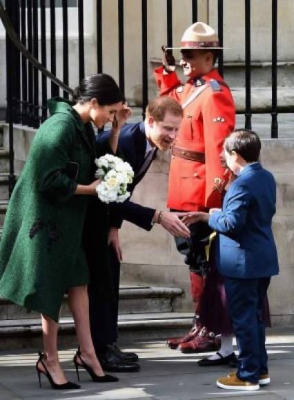 Meghan Markle quiso hacer un guiño a su antiguo hogar al vestir del diseñador canadiense Erdem.