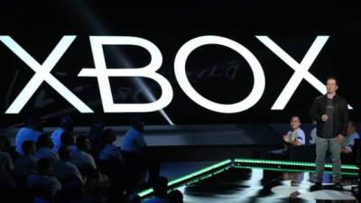 La consola de Proyecto Scorpio llegará a la s tiendas en 2017. En la gráfica, Phil Spencer, director de la división Xbox de Microsoft, durante su participación en la firma E3.