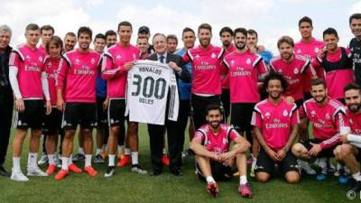 Cristiano Ronaldo posando con su camiseta junto a Florentino Pérez y toda la plantilla del Real Madrid.