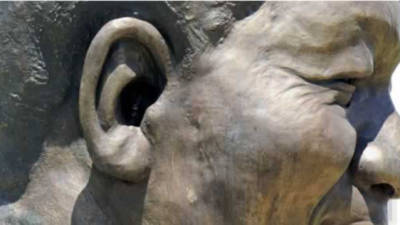 Un pequeño conejo se encuentra dentro de la oreja de la estatua gigante de Nelson Mandela. El gobierno sudafricano piensa retirarla.