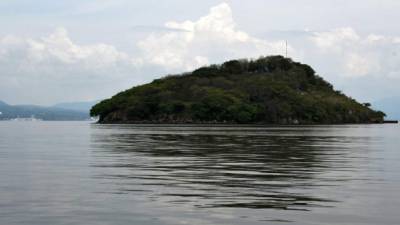 Vista de la Isla Conejo, Honduras, con el puerto de La Unión, El Salvador.