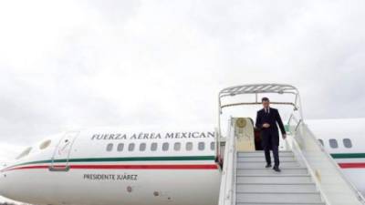 Andrés Manuel López Obrador, presidente electo de México, ha causado polémica en redes sociales tras recibir la primera oferta de compra del lujoso avión presidencial que prometió vender durante su campaña por considerarlo un lujo innecesario.
