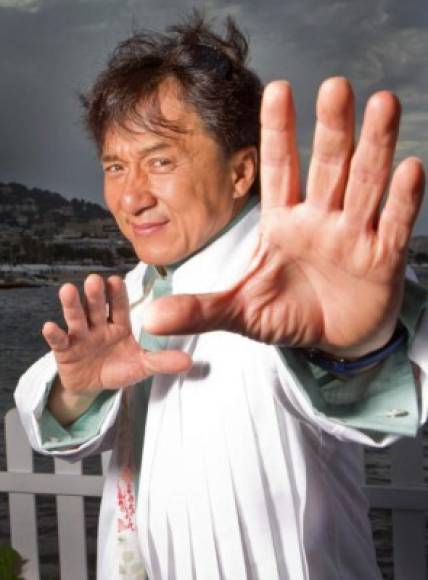 Jackie Chan, las redes han tratado de matar a Chan tantas veces, que el actor ya se ve obligado a optar por métodos radicales para convencer a sus fans de que, efectivamente, sigue vivo.