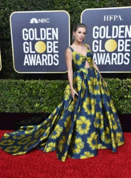 La cantante Taylor Swift usó un vestido floral bastante dramático para su llegada, casi al final de la alfombra roja de los Globos de Oro. La también actriz se abstuvo de posar junto a su novio Joe Alwyn. MIRA: <a href='https://www.laprensa.hn/fotogalerias/farandula/1346585-411/parejas-famosos-llenaron-de-amor-alfombra-roja-globos-oro-2020' style='color:red;text-decoration:underline' target='_blank'>Parejas de famosos llenaron de amor la alfombra roja de los Globos de Oro</a><br/>