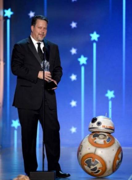 John Knoll de Industrial Light & Magic recibe el premio the Louis XIII Genius Award durante los Critics' Choice Awards.