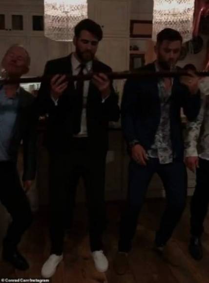 En las primeras imágenes difundidas aparecen los hermanos de Liam, Luke y Chris Hemsworth, haciendo un juego de shots entre risas.