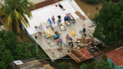 Familiares de damnificados atrapados en el sector de La Lima.