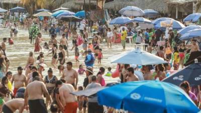 Vista de las playas del Balneario de Acapulco lucieron llenas el pasado 3 de marzo de 2021. (EFE)