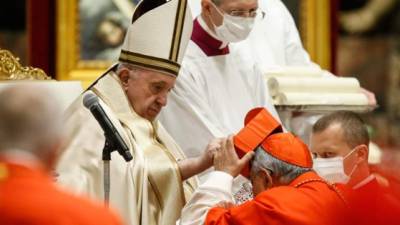 Durante la homilía en la basílica de San Pedro, el papa les advirtió sobre la tentación de caer en 'la corrupción' durante la vida religiosa.