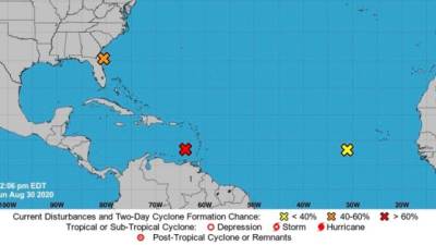 Fotografía cedida por el Centro Nacional de Huracanes (NHC) que muestra los tres sistemas de baja presión en el Atlántico que están bajo monitoreo, uno de ellos en las Antillas Menores, otro junto a la costa noroccidental de Florida y un tercero al oeste de las islas de Cabo Verde.