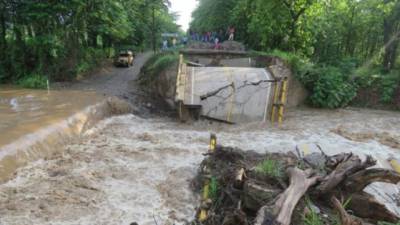 El puente se cayó con la tormenta Eta y la crecida del río destruyó un paso provisional.